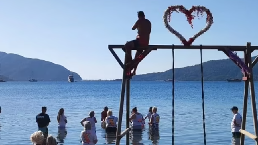 遊客海灘擅自撒骨灰海葬 引發泳客恐慌