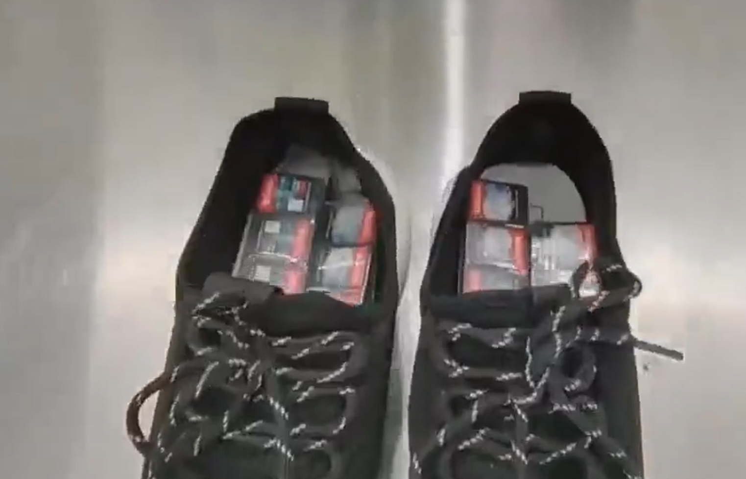 一名男子波鞋內藏120張任天堂遊戲機Switch的遊戲卡，在福田口岸入境深圳時，被海關工作人員斷正。(中國海關)