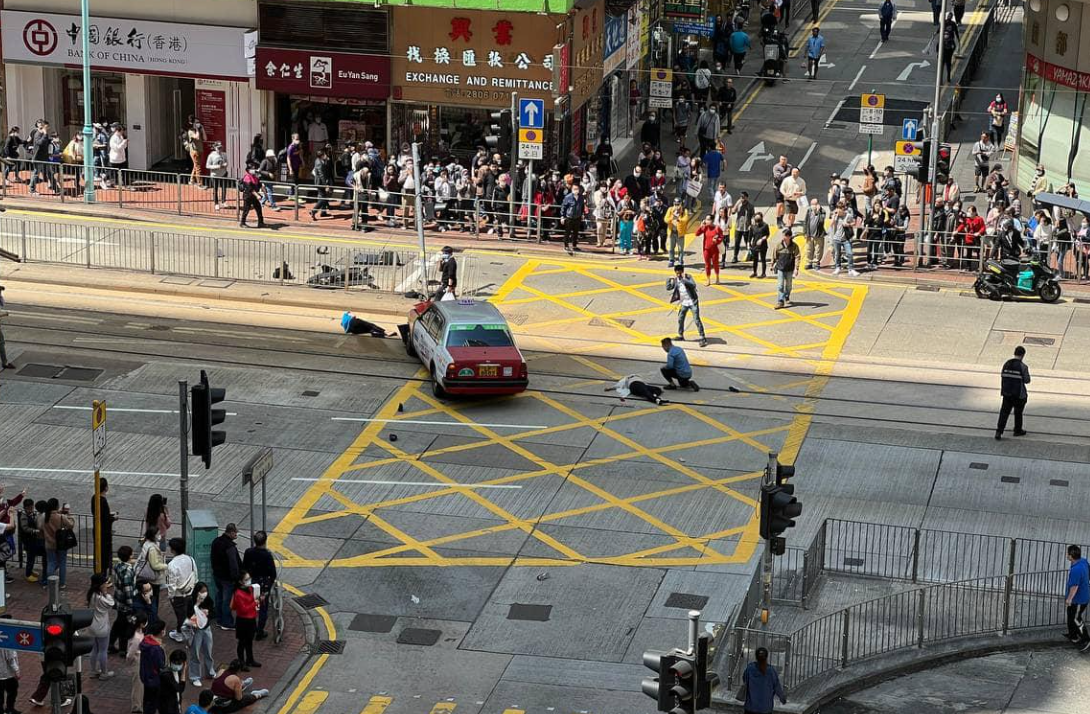 2023年一輛的士在北角炮台山道落斜時，直衝向英皇道撞倒3名途人(資料圖片)