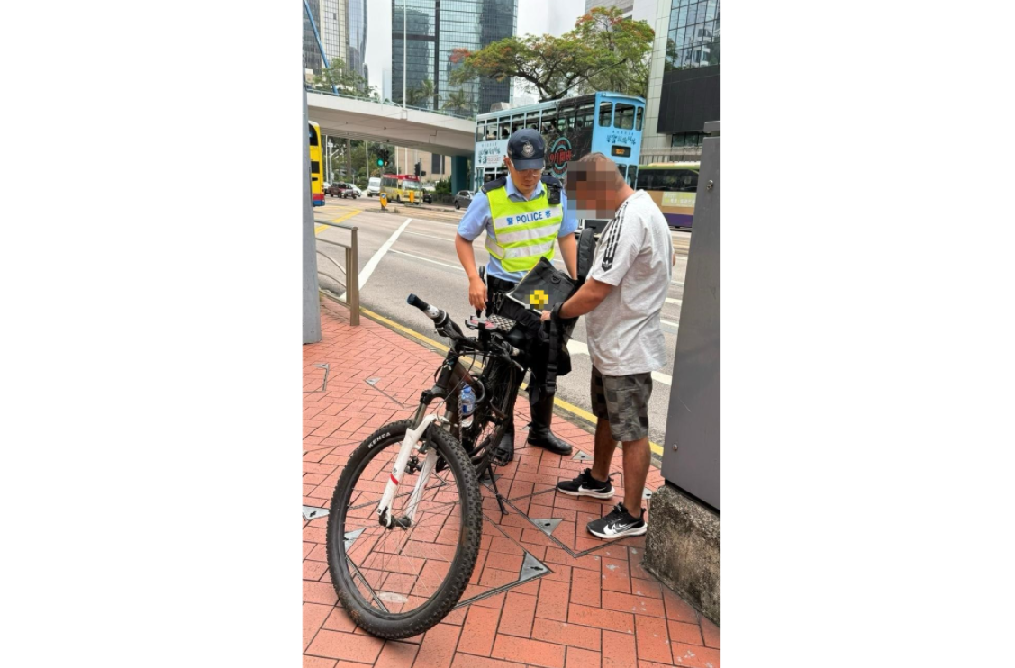 警方打擊非法駕駛電動車及單車。