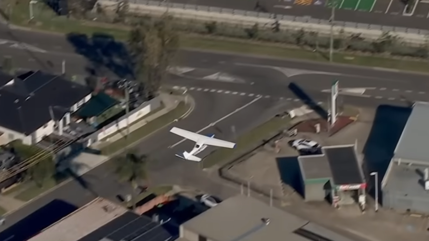 悉尼一架小型飛機在民居上空低飛。(影片截圖)