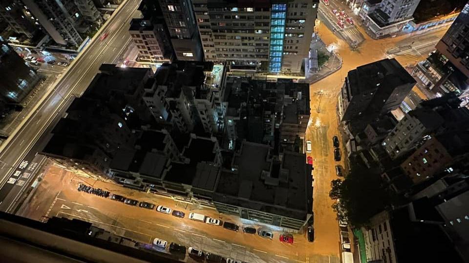 土瓜灣爆淡水管多條街道變澤國，多條巴士路線改道。(土瓜灣之友@FB)