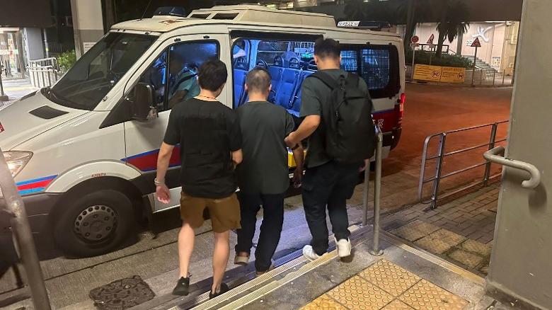 警石圍角邨截查58歲男子，檢獲逾4萬元可卡因。(警方圖片)