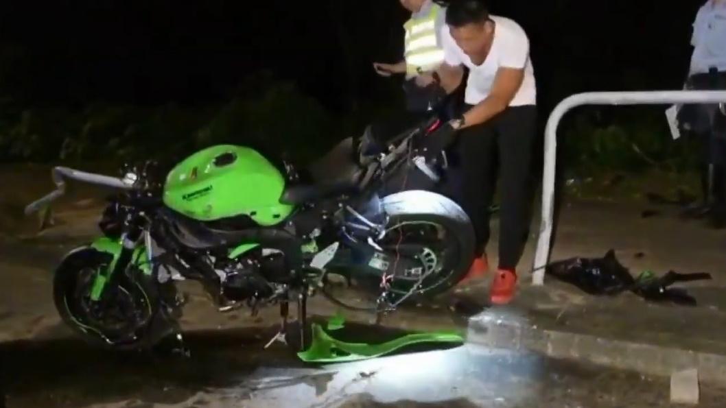 元朗男子駕電單車載弟失控撞鐵欄，兄死弟傷。(電視截圖)