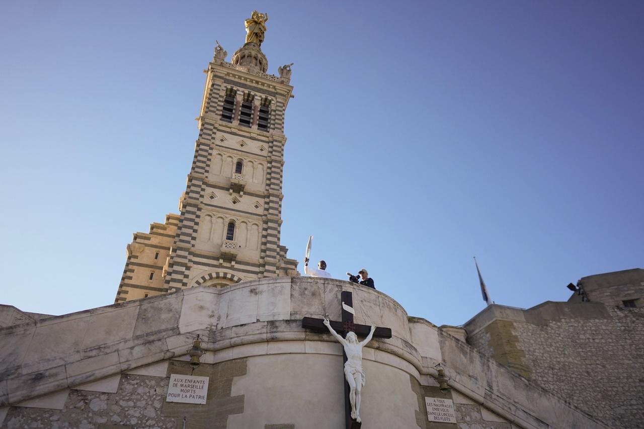 巴黎奧運馬賽聖火傳遞以賈爾德聖母院為起點，足球名宿保利任首名火炬手。(AP)