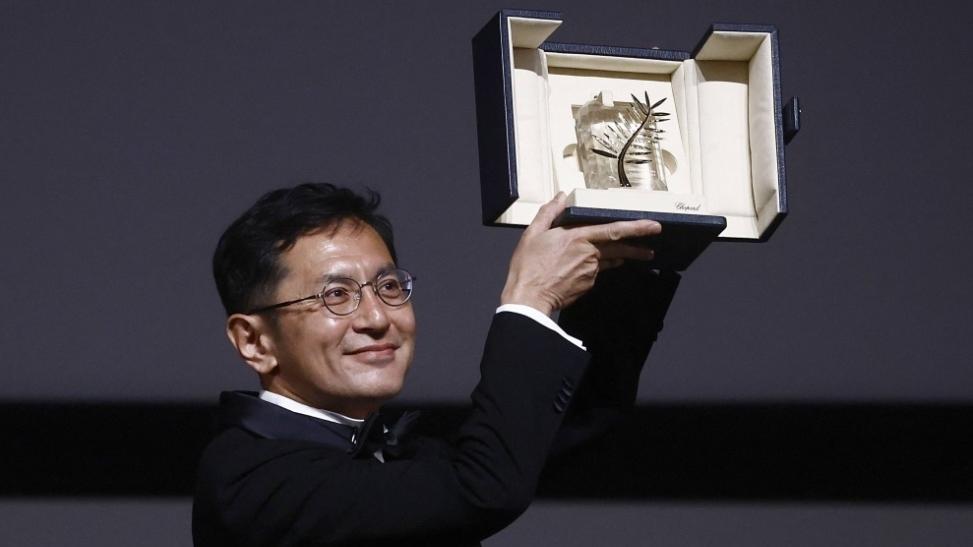 康城電影節，吉卜力工作室獲榮譽金棕櫚獎，宮崎駿兒子代表領獎。(X)