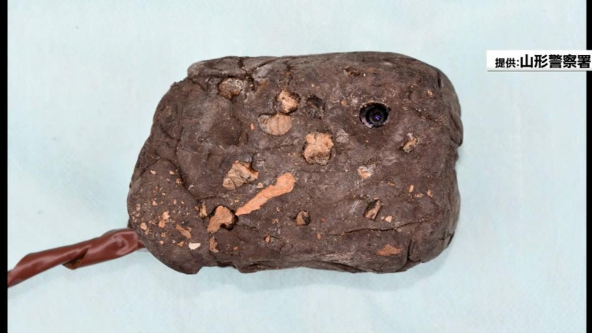 日男黏土自製岩石相機，放溫泉偷拍被捕。(YouTube)