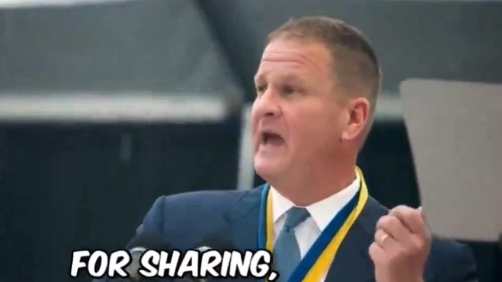 億萬富翁獲邀到大學致詞，豪派每名畢業生7800元。(X)