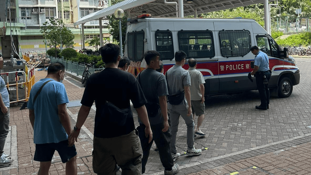 今日(16日)下午約12時30分大嶼山警區特遣隊人員根據線報及經深入調查後，在區內展開反賭行動，突擊搜查逸東邨一公屋單位，搗破一個懷疑非法賭檔。(警方提供)