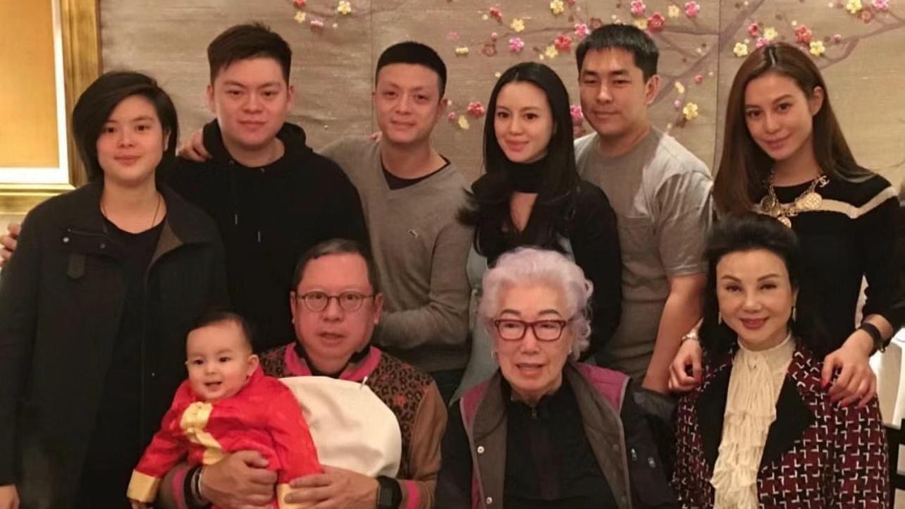 林建岳與前妻謝玲玲激罕同場難得四代同堂食飯 林心兒：家人團聚