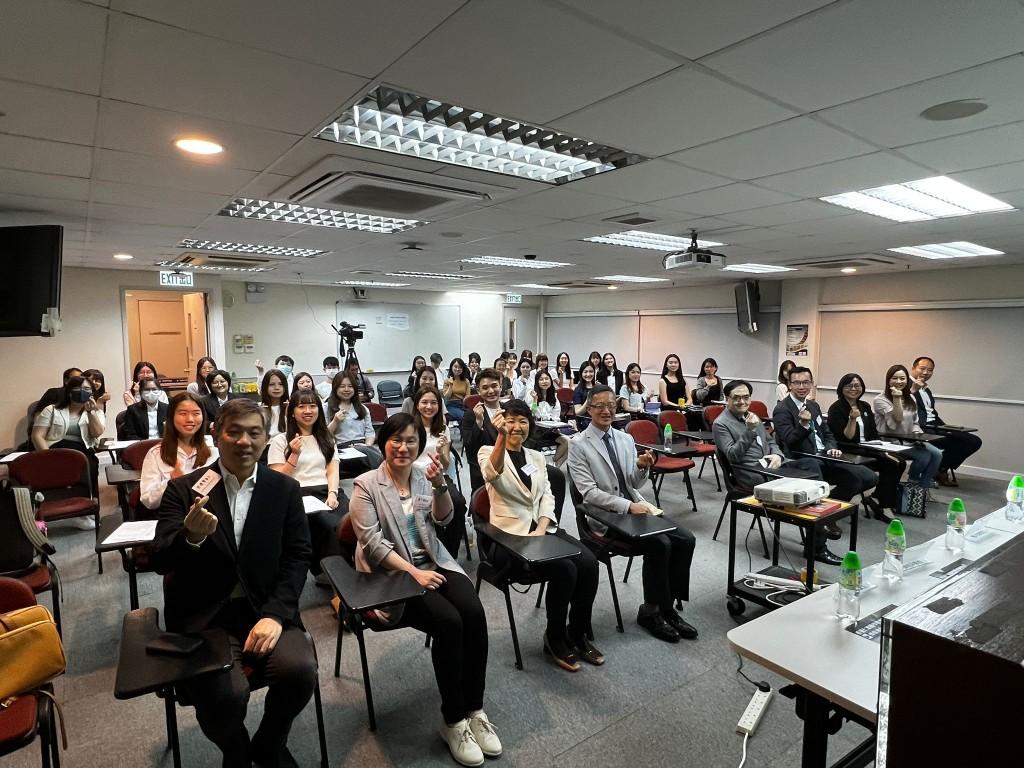 38名醫護學生獲資助赴內地交流  每人獲發8000元獎學金