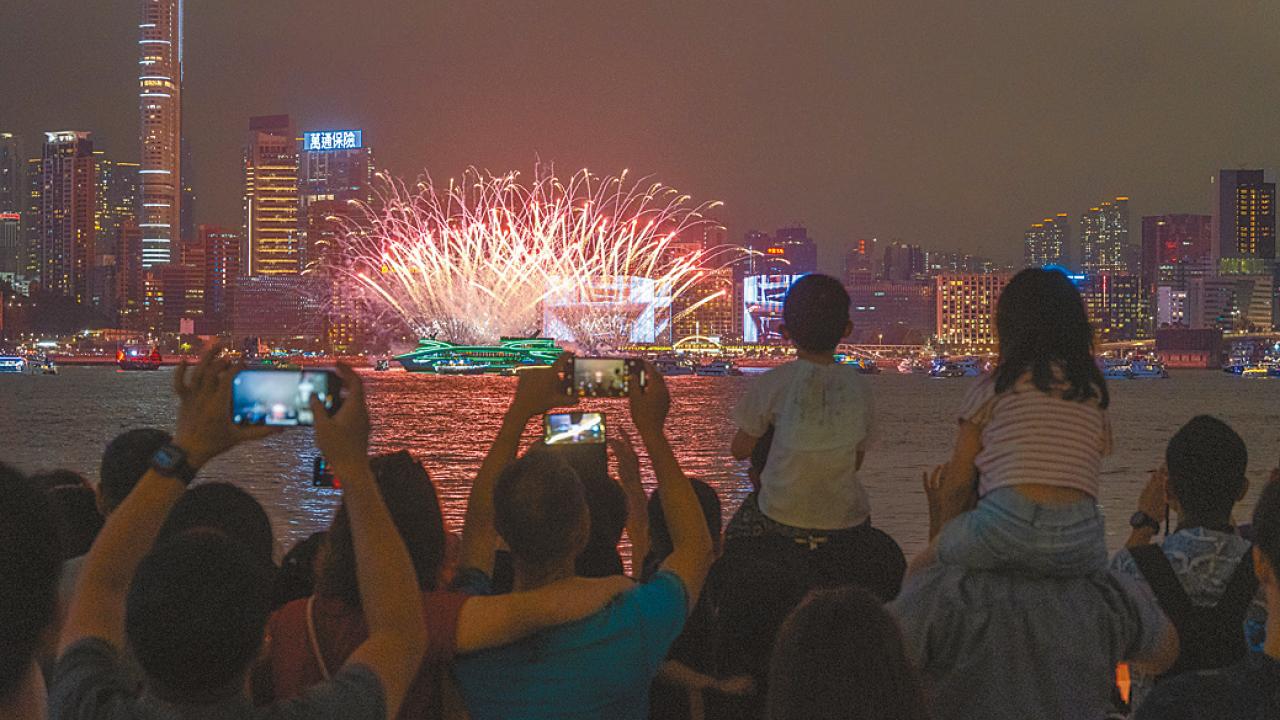 黃金周吸客 五一煙火如期上演 尖東海旁企滿人 旅客有讚有彈
