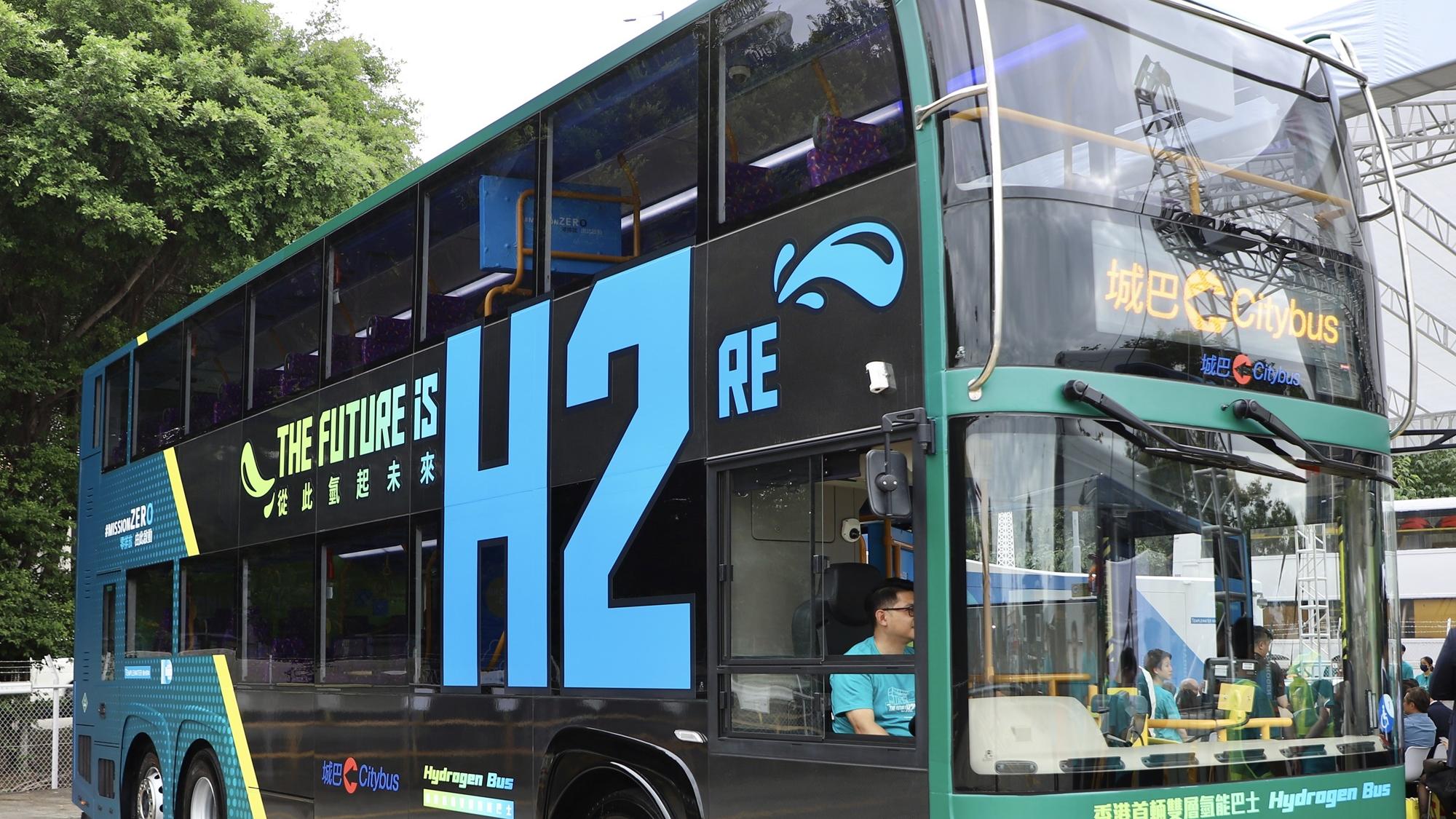 目前本港有一輛氫能雙層巴士在路上行駛。