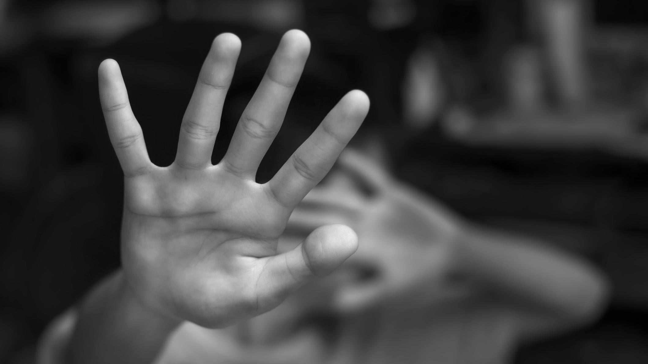 立法會正審議《強制舉報虐待兒童條例草案》。