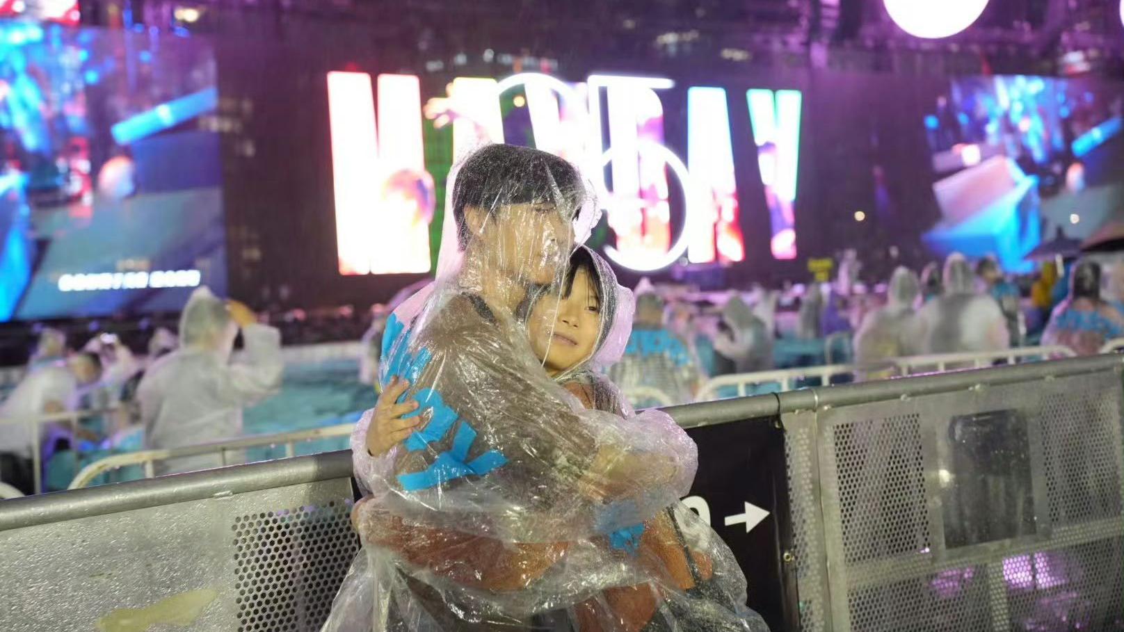 五月天香港演唱會2024｜中環戶外騷遇暴雨 大會決定今晚如常舉行