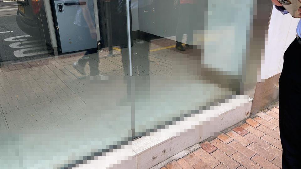 港島銀行遭飛蟻入侵 