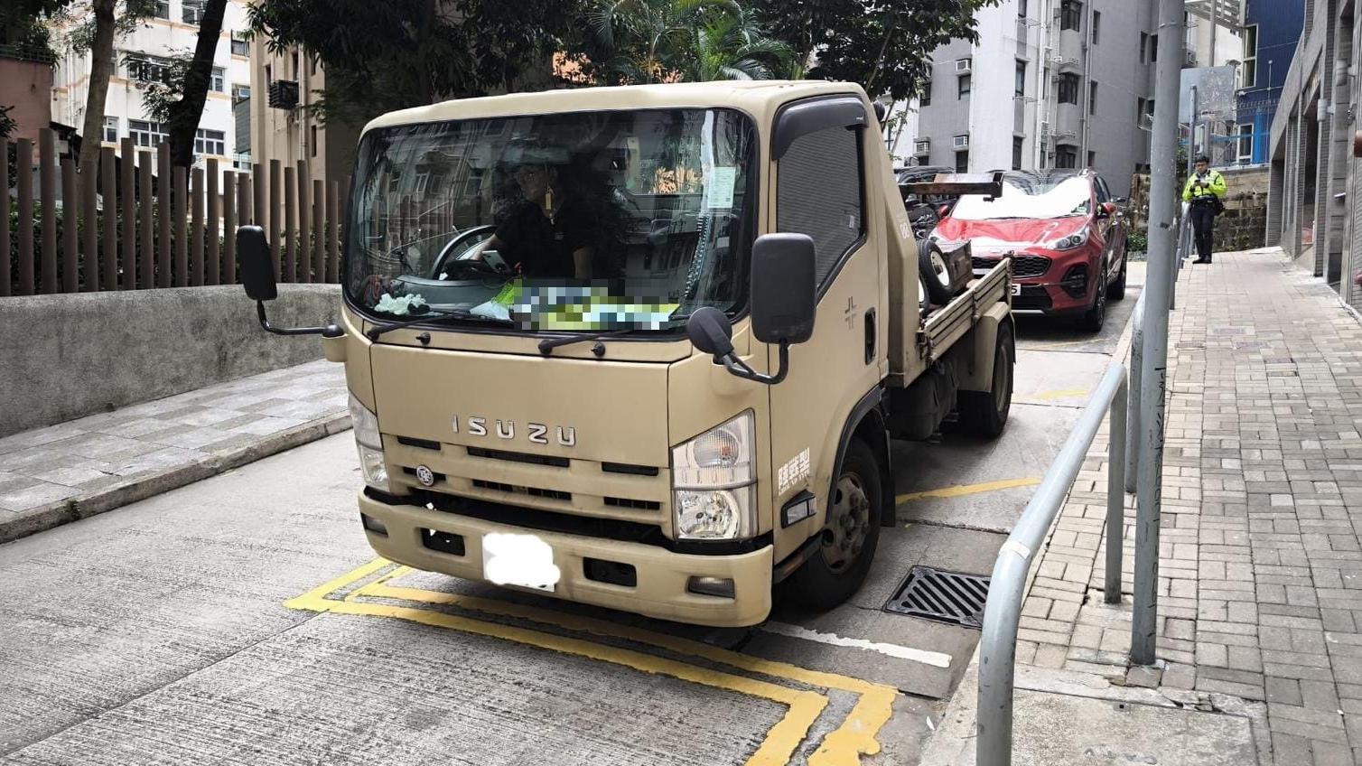 灣仔警區今日(13日)舉行交通日，在區內多個交通黑點採取執法行動，行動主要針對對道路使用者構成危險及造成阻塞的違法行為，當中涉及違例泊車、沒有遵從交通標誌及道路標記等。(政府新聞網圖片)