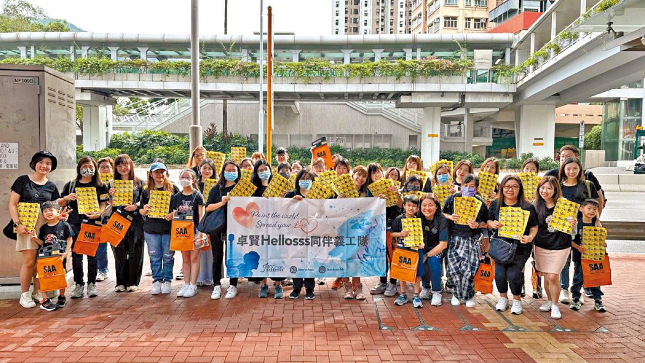 近200名陳卓賢歌迷賣旗 歌迷會出售慈善愛心粽