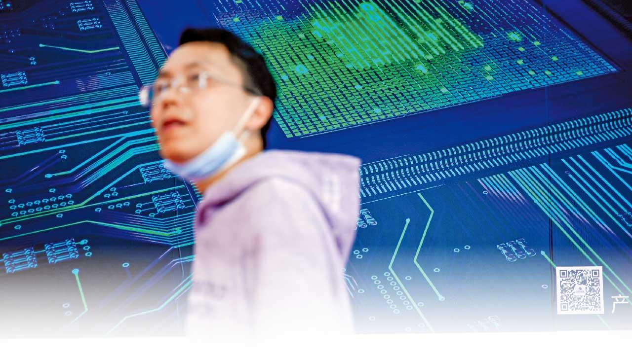 越廿天線｜港股彈262點 晶片股熱