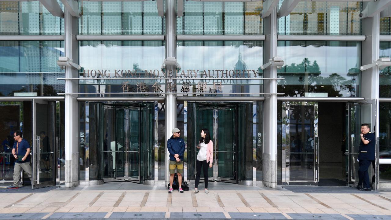 金管局好天收遮 銀行落雨收遮