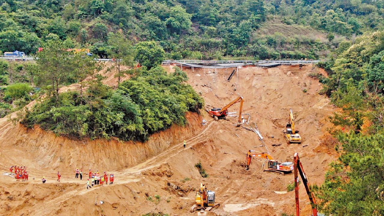 路陷增至48死 習近平指示全力救援 梅大高速司機摸黑救人