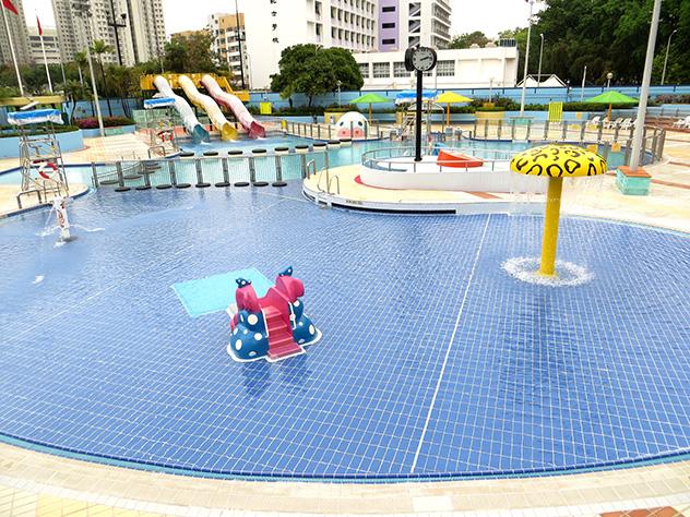 上水游泳池有少量嘔吐物暫時關閉，康文署呼籲落水前不要吃太飽。(康文署圖片)