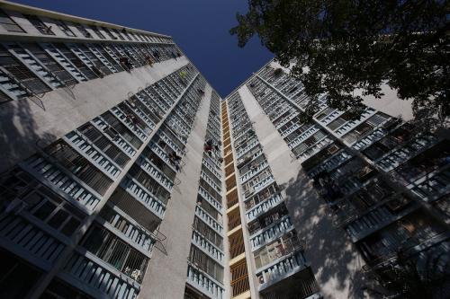 本港不時發現公共屋邨內有不少店舖空置，立法會議員容海恩今日(29日)在立法會會議上口頭質詢房委會轄下屋邨各個可租用非住宅物業獲承租的時間及最長連續空置時間，又問及當局會否考慮把長期空置的非住宅物業改變其用途，從而更有效運用空置土地和物業。(政府新聞網圖片)