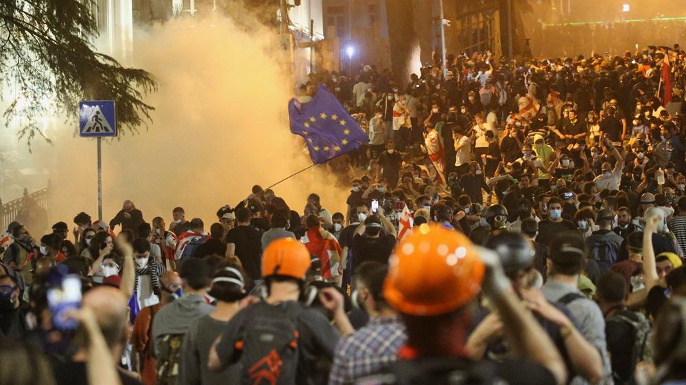 格魯吉亞的示威被警察發射催淚彈驅散。(路透社)