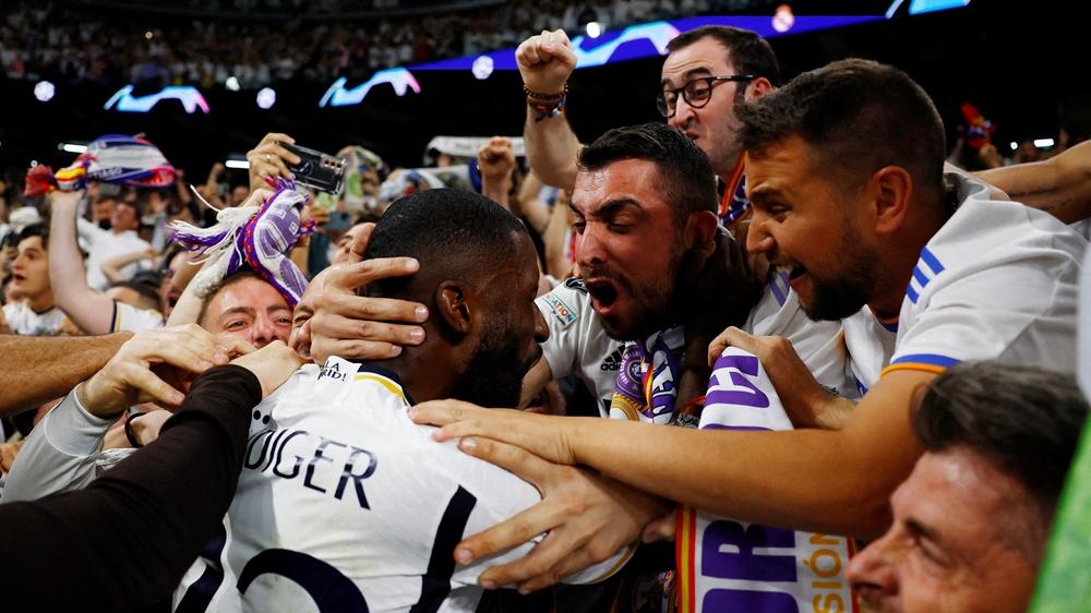 魯迪格賽後與皇馬球迷慶祝。(路透社)