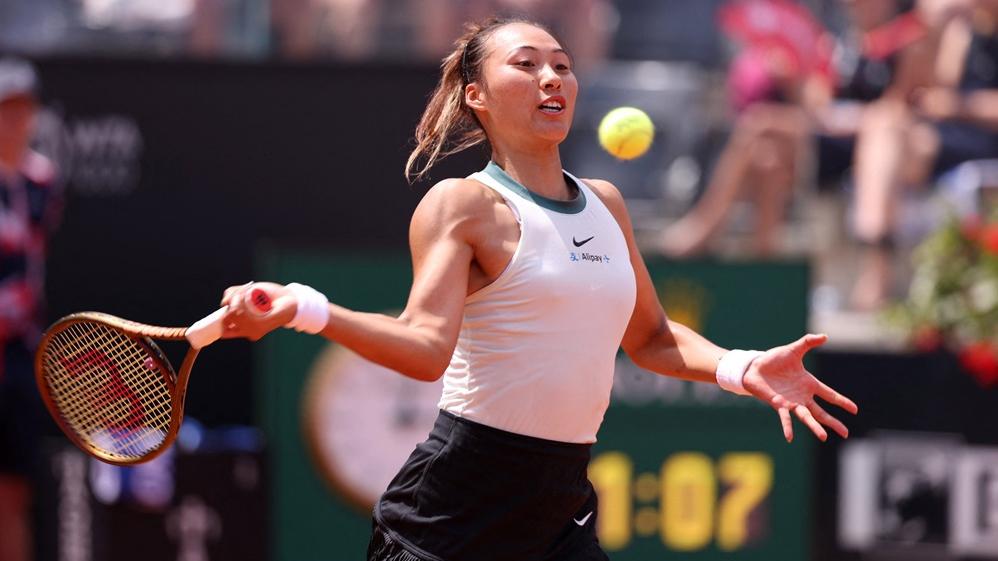 鄭欽文在意大利公開賽擊敗日本球手大坂直美。(路透社)