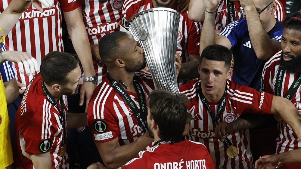 為奧林比亞高斯攻入致勝一球的艾卡比親吻獎盃。(路透社)