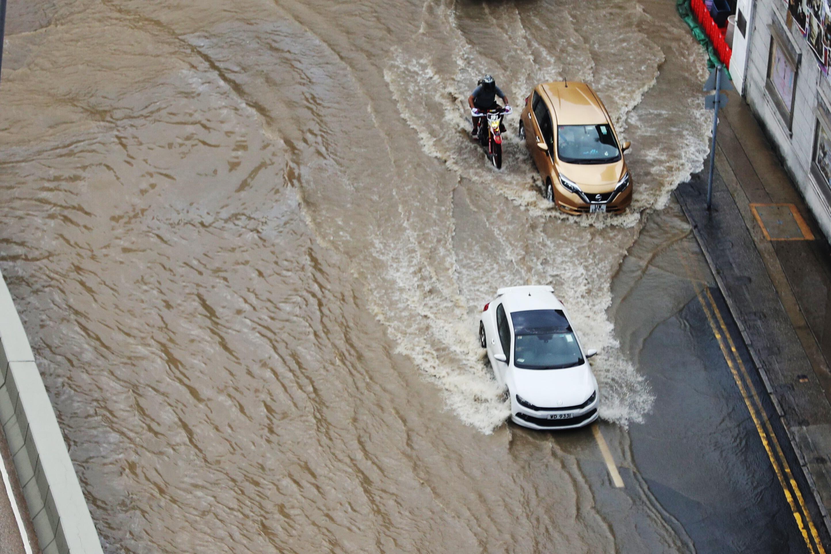 香港仔黃竹坑道爆水管。中通社