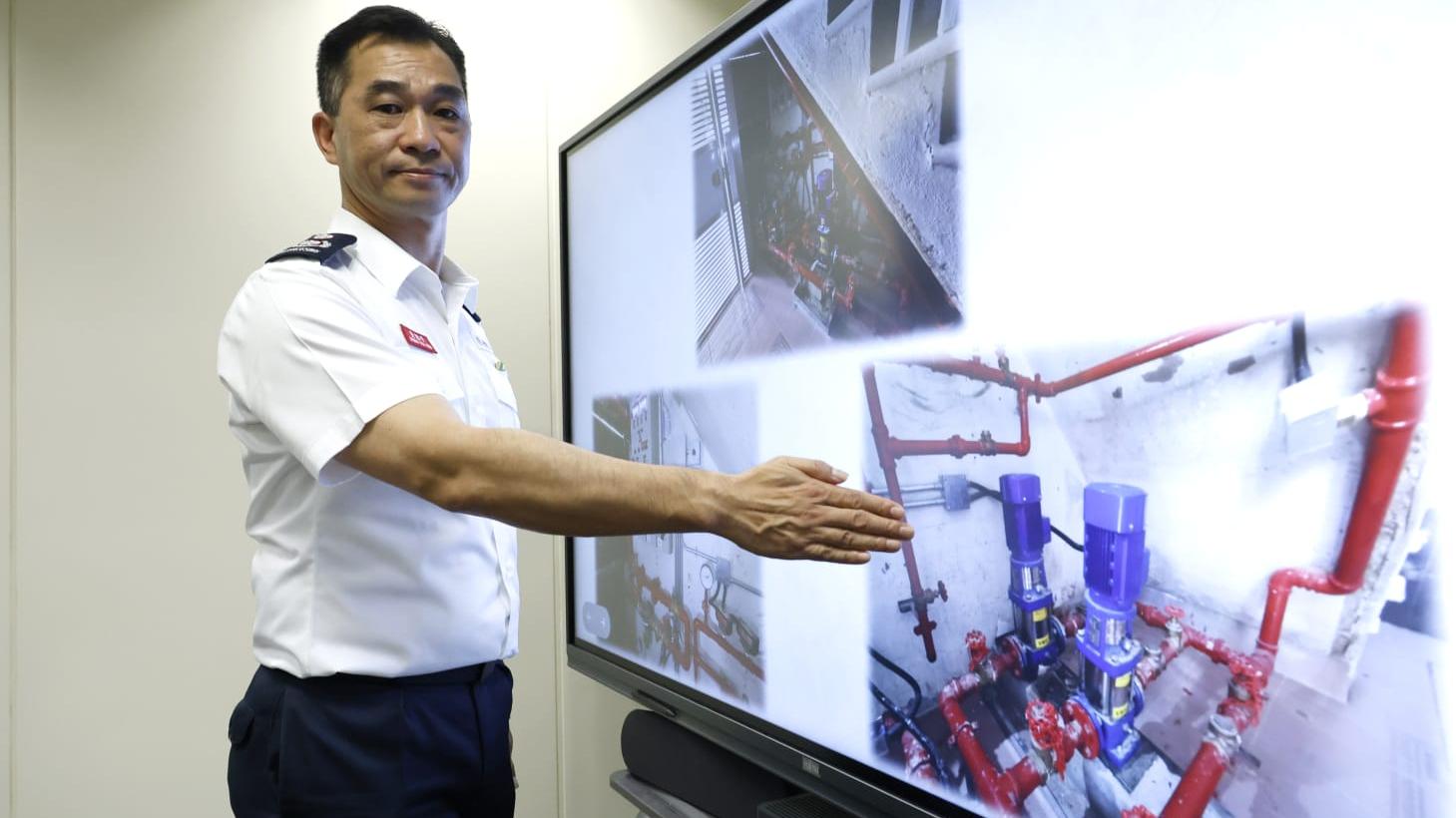 消防處高級消防區長(樓宇改善策略辦公室)黃旭平介紹「直接泵水設計」。(林俊源攝)