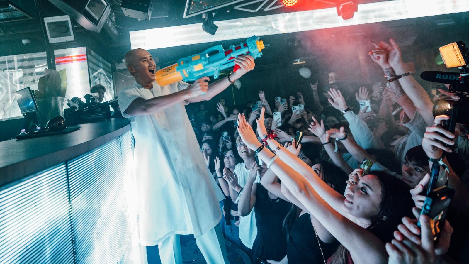 日進大師DJ NewJeansNim蘭桂坊普渡眾生 宣布下月再襲港出席S2O潑水音樂節