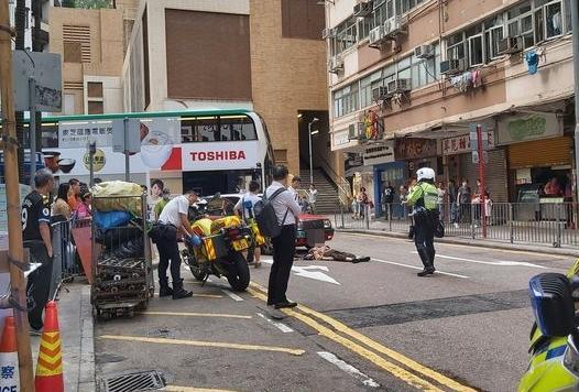 北角書局街過路婦遭的士撞倒　救護員即場急救