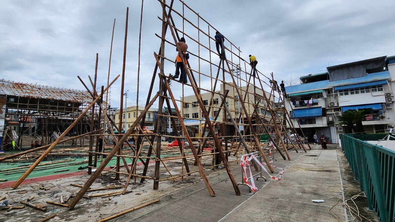 工人正在搭建倒塌後的棚架。(Don Lee@「活力長洲」專頁)