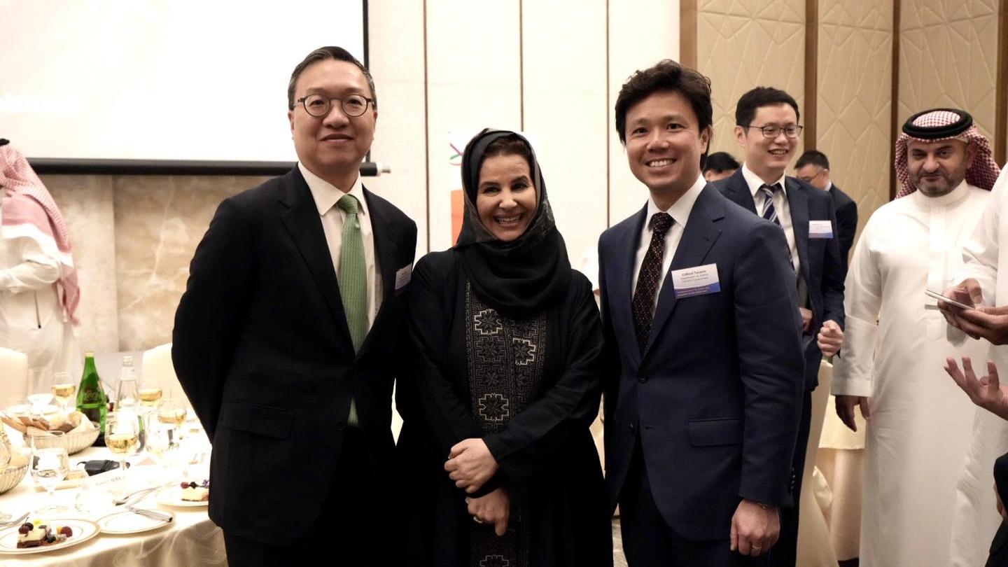 律政司司長林定國資深大律師率領由香港律師會、香港大律師公會和其他相關業界代表組成的約30人代表團，今日(19日)抵達沙特阿拉伯利雅得，展開在當地的2日訪問行程。(林定國FB圖片)