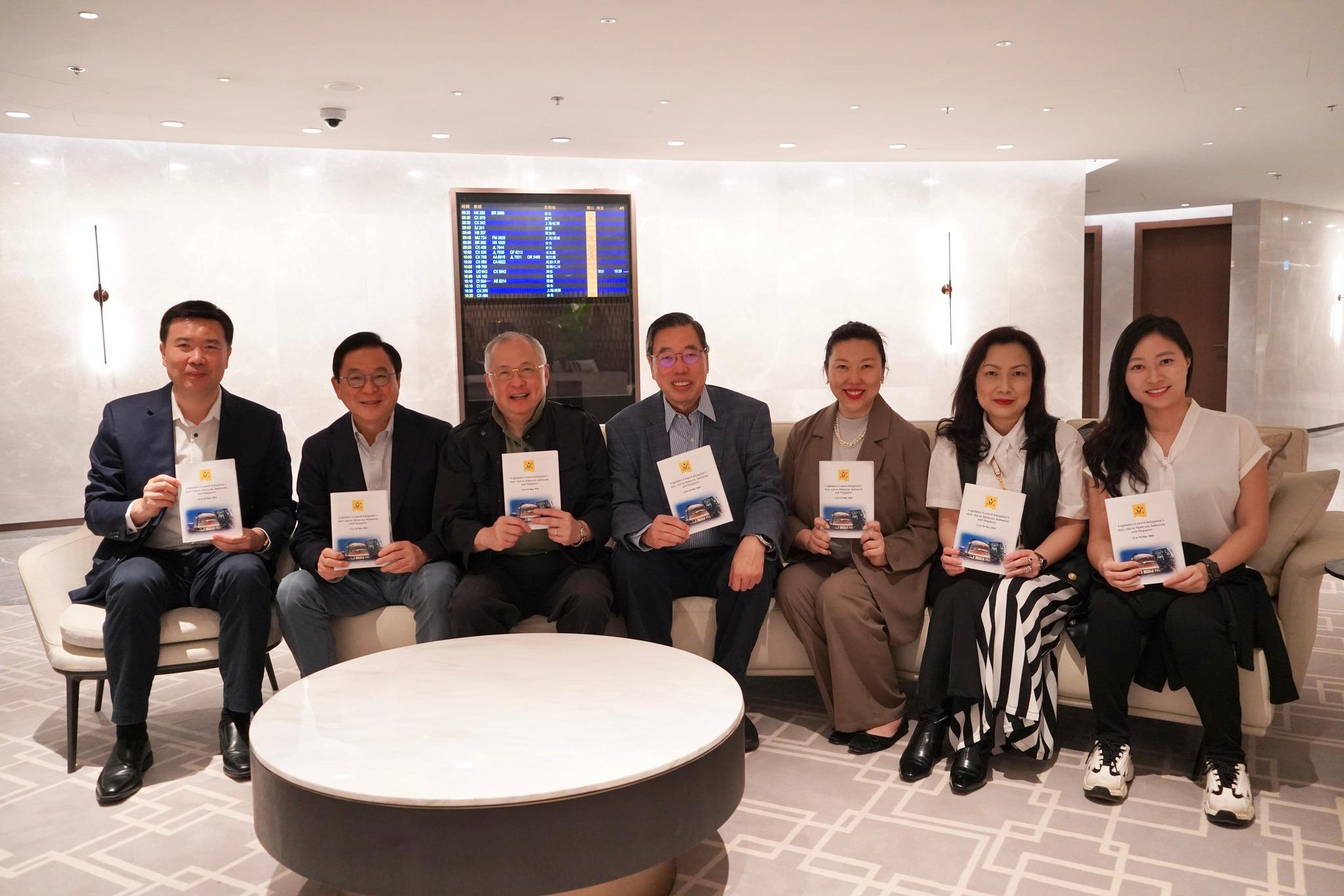 梁君彥率立法會訪東盟三國。