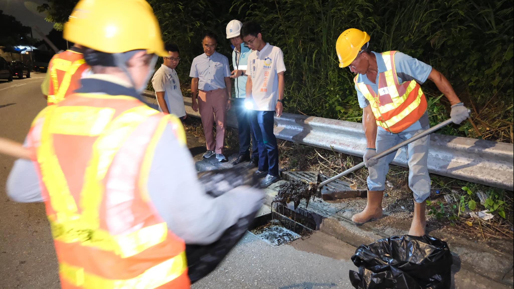 田北辰指工人來不及清理「咖喱缸」的樹葉及垃圾。(田北辰FB)
