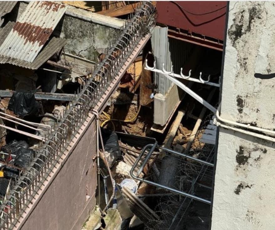 長沙灣順寧道一幢唐樓塌圍牆。(FB專頁「 長沙灣街坊」)