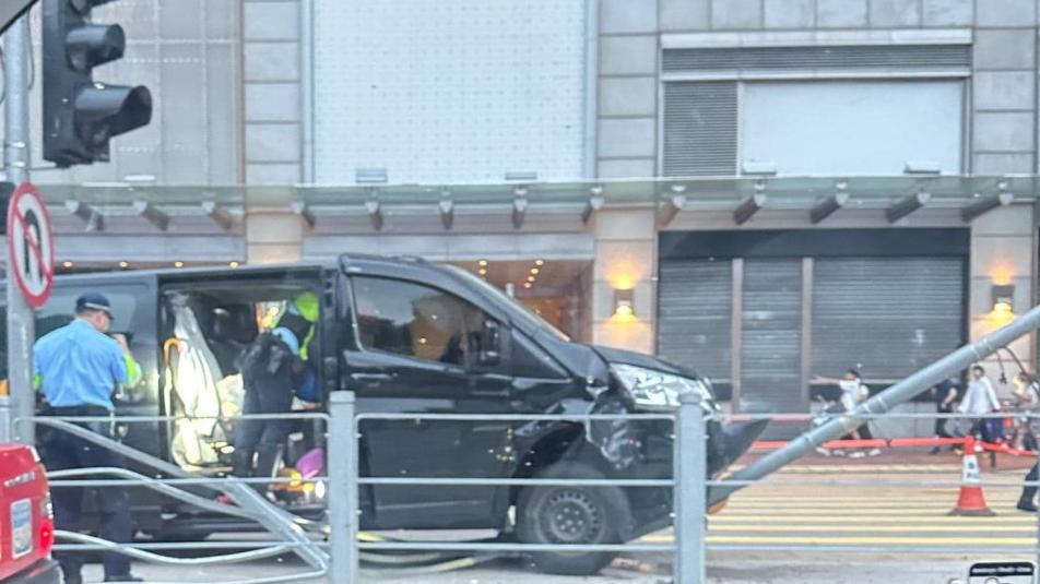 客貨車失控剷上安全島。(FB「馬路的事(即時交通資訊台)」)