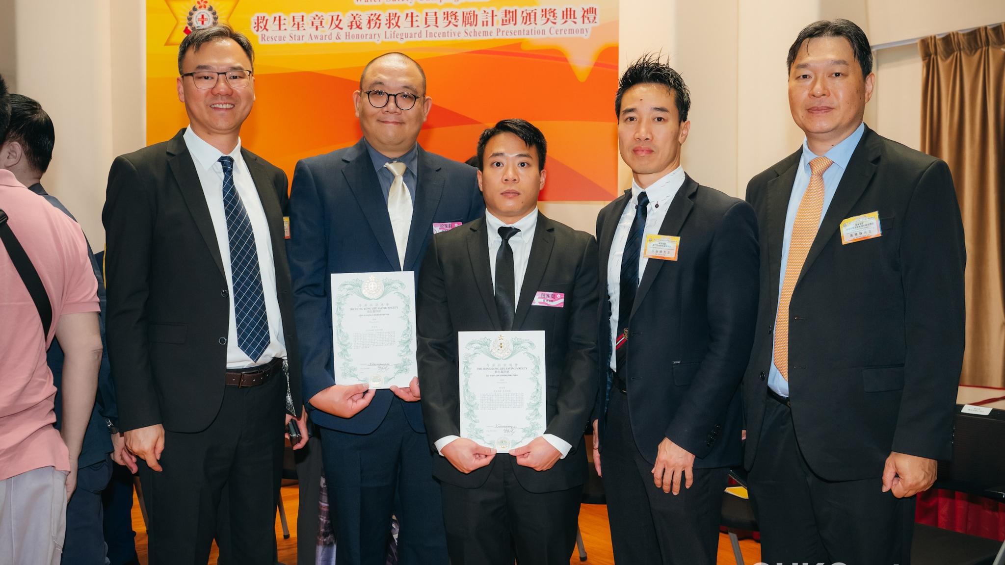 兩名英勇救人的海關關員獲嘉許。(海關FB)