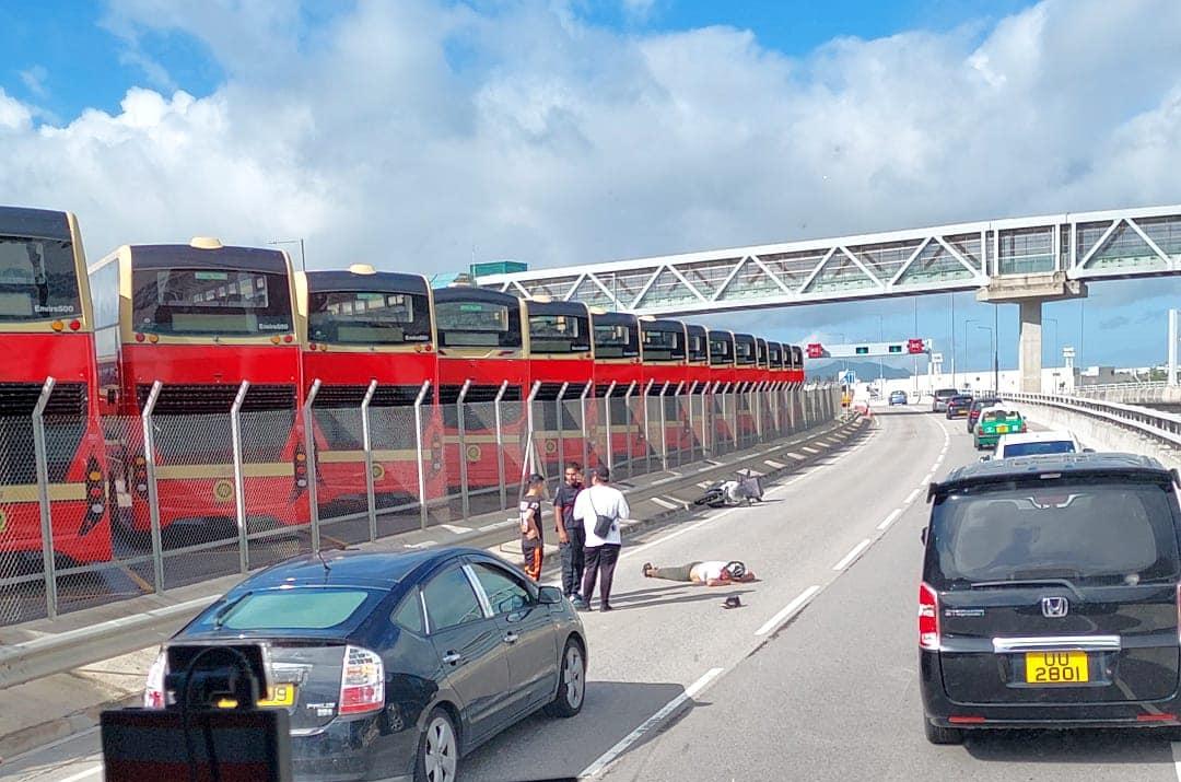 屯赤隧道公路鐵騎士自炒倒地受傷　往機場交通繁忙