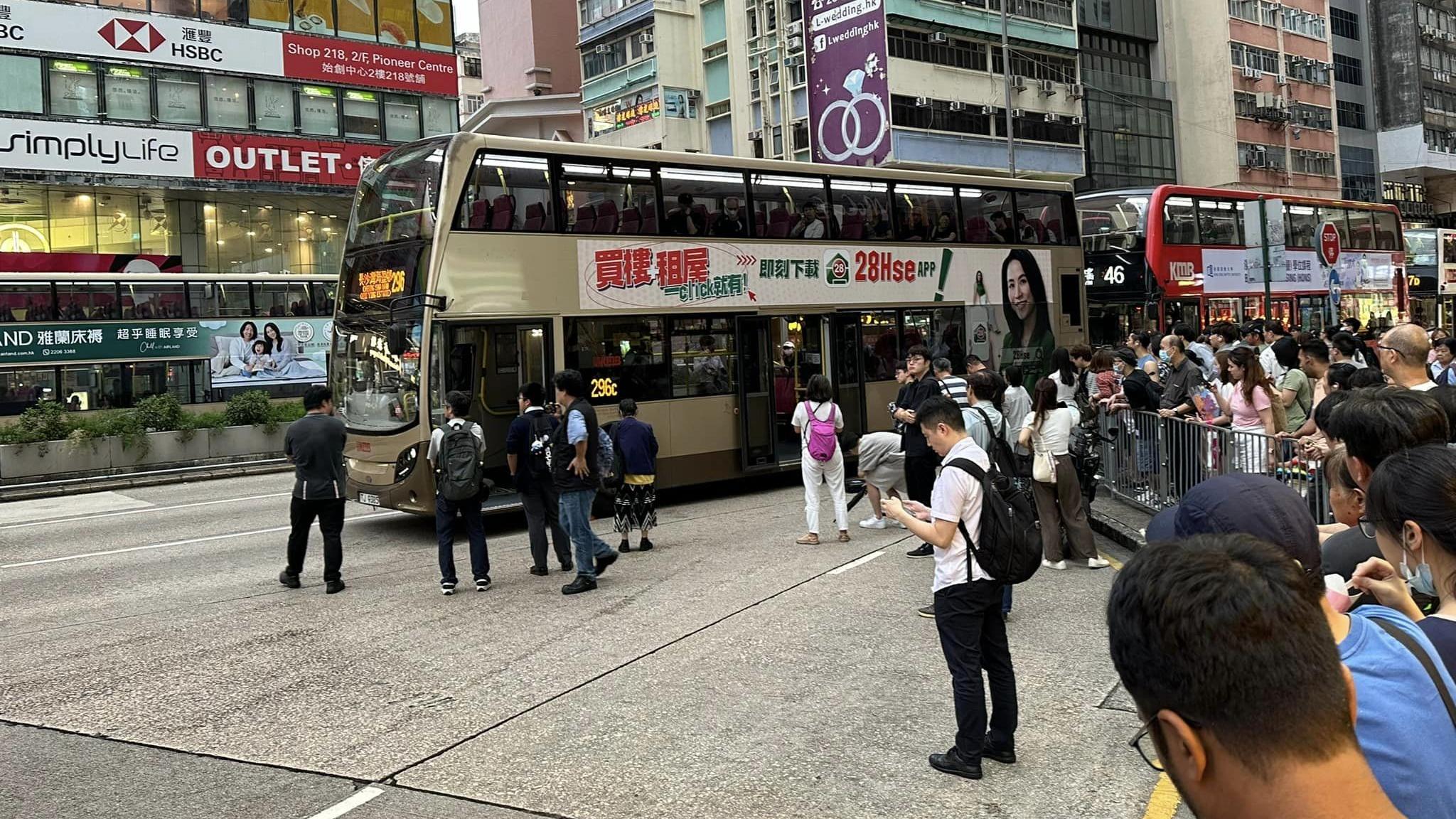 旺角有貓隻被困車底。（Alex Cheung＠FB「香港突發事故報料區」) 