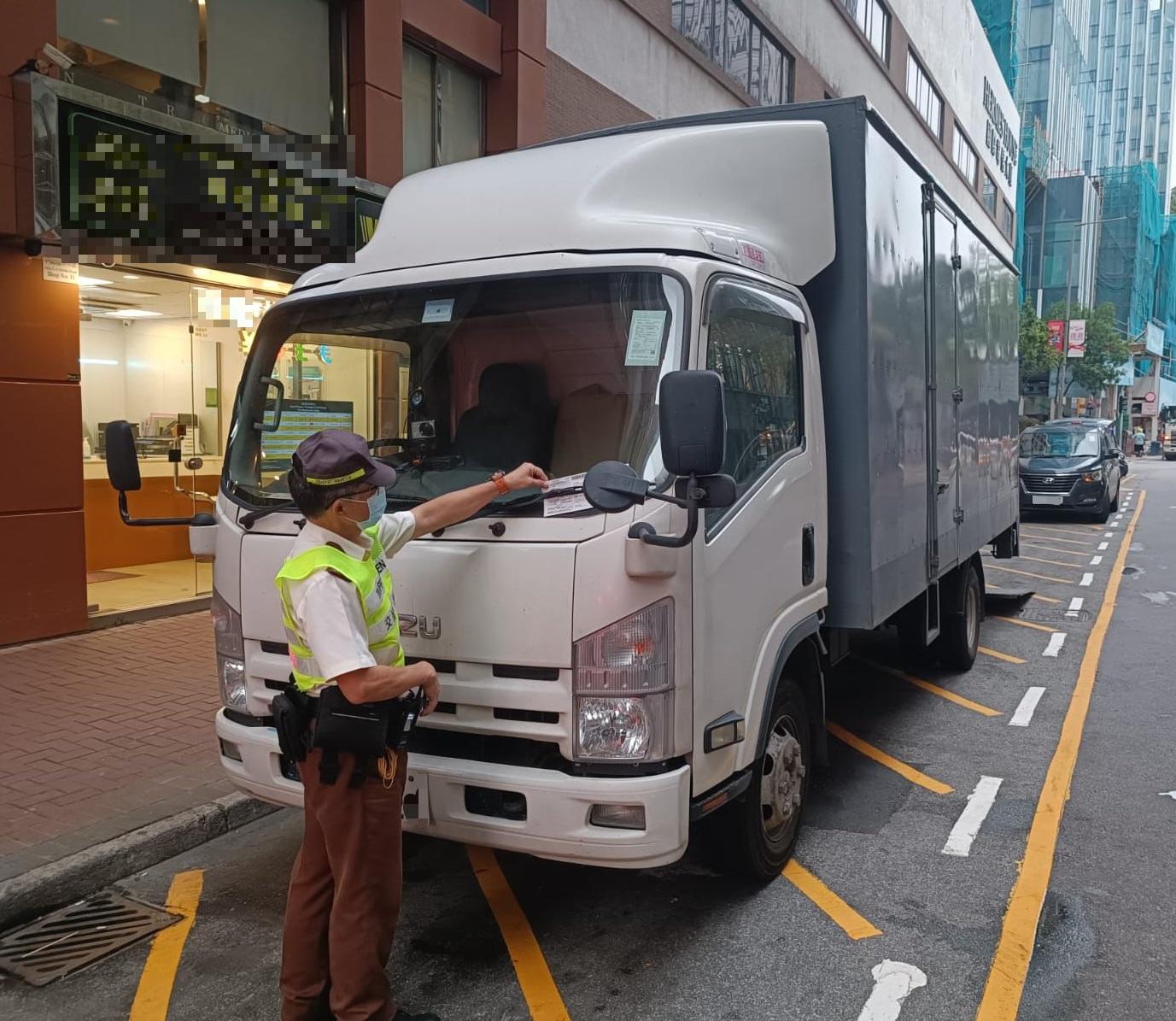 警打擊油尖區內違泊黑點發逾千張「牛肉乾」