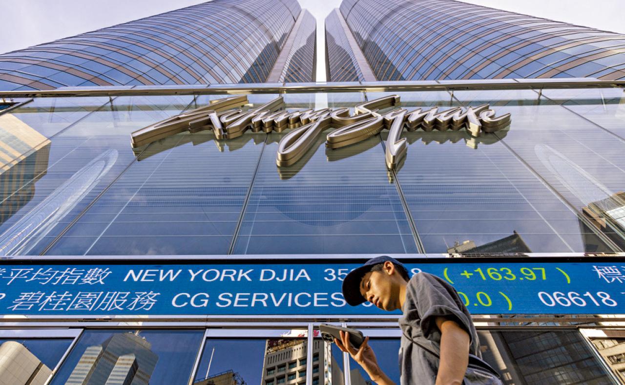 恒指突然從高峰回調，把一面倒向牛市氣氛來個當頭棒喝（資料圖片）