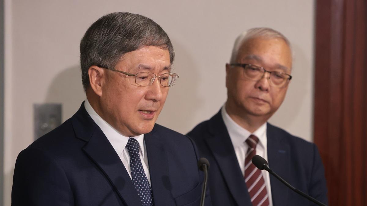 被問到主責的謝展寰需否問責下台時，卓永興指對方一直以來「盡心盡力」推動垃圾徵費計劃。(中通社)