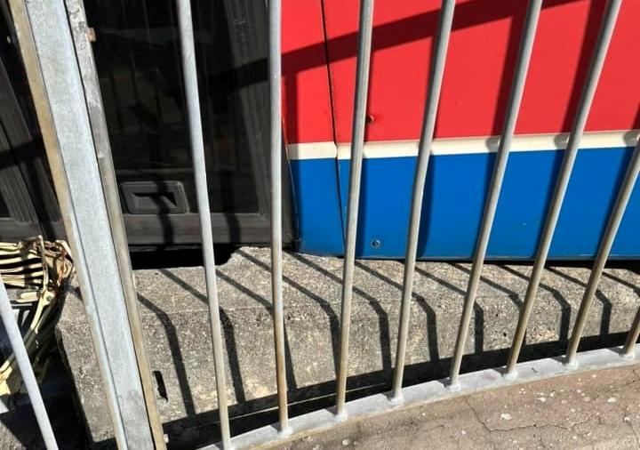 香港仔水塘道城巴失控自炒，鏟上壆撞欄杆