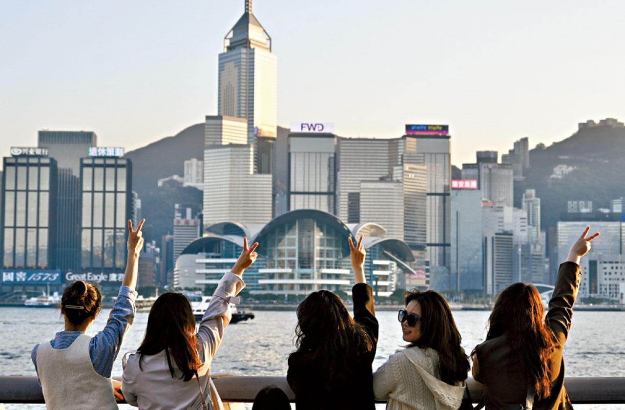 政府宣布6月推出「全城禮貌運動」，在社區推廣「好客之道」，讓每一位香港市民都成為「禮貌大使」。(資料圖片)