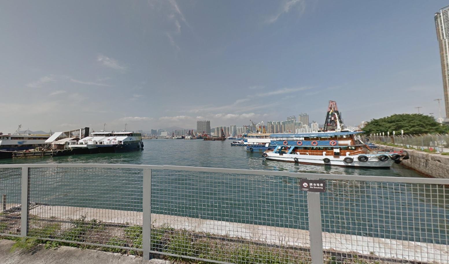 油麻地避風塘貨船疑冒煙起火　救援人員到場已撲熄